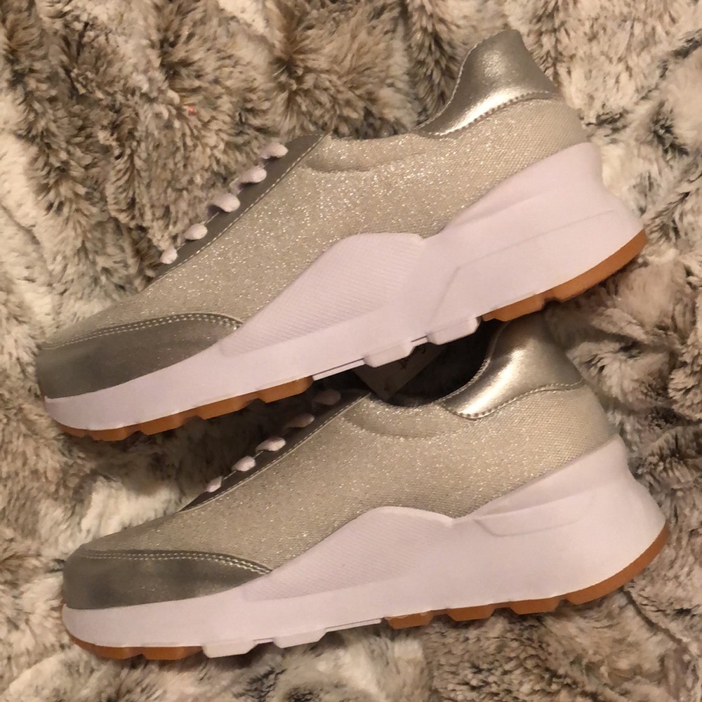Silver shimmer sneakers made in Colombia - Picture 2 of 4